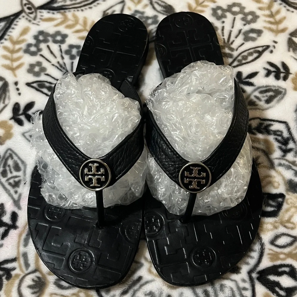 Tory Burch Black Leather Flip Sandals, 7M - Picture 10 of 10